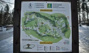 Mapa Szczyrku z zaznaczonymi trasami, w tym najładniejszy szlak na Skrzyczne. Widok na zimowy krajobraz.