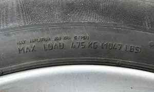 Oznaczenia opon: maksymalne ciśnienie 350 kPa (51 PSI), maksymalne obciążenie 475 kg (1047 LBS).