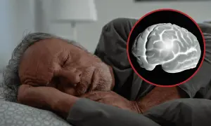 Starszy mężczyzna śpi, a obok niego widnieje obraz mózgu, symbolizujący zespół otępienny i jego rokowania.