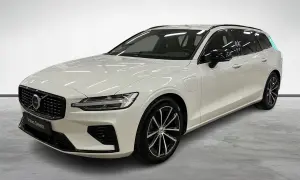 Vit Volvo V60 laddhybrid, perfekt för dig som söker kamremsbyte volvo v60 pris. Modern design och premiumkänsla.