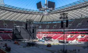 Przygotowania do wielkiego koncertu PGE Narodowy. Ogromna scena, telebimy i system nagłośnieniowy czekają na widzów.