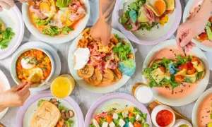 Disfruta de un delicioso brunch en Zaragoza con tostadas, huevos, gofres y más. ¡Un festín para compartir!
