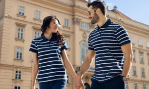 Para spaceru w koszulkach polo. Zobacz, jak nosić koszulka polo damska i męska w pasy, tworząc stylowy duet.
