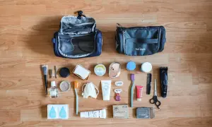 Reiseapotheke und Pflegeutensilien für Backpacking: Zahnbürste, Rasierer, Cremes, Bürste, Schere, Haarschneider und mehr.