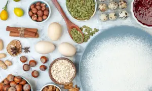 Składniki do pieczenia: mąka, jajka, orzechy, pestki dyni, cytryny, cynamon.