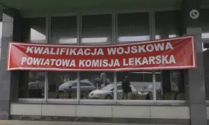 Czerwony baner informuje o kwalifikacji wojskowej i powiatowej komisji lekarskiej.