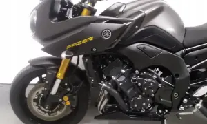 Ciemnoszary motocykl Yamaha FZ8 z żółtym napisem "FAZER" na owiewce. Widoczny silnik, przednie zawieszenie i koło.