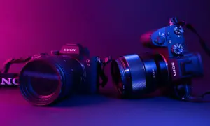 Dwa aparaty Sony, jeden z obiektywem 85mm, idealne dla początkujących. Jaki aparat na początek wybrać?