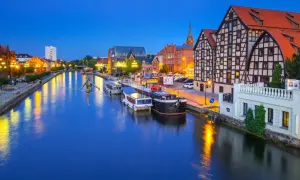 Bydgoszcz atrakcje: rzeka Brda, łodzie, zabytkowe kamienice i słynny siłacz na linie. Wieczorny spacer po mieście.