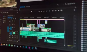Ekran komputera z zaawansowanym interfejsem do edycji wideo. Widoczna oś czasu z klipami wideo i ścieżkami audio, gotowa do kreatywnej pracy.