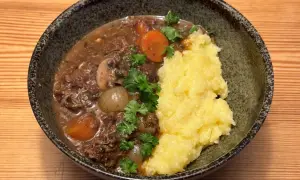 En mustig gryta med mört kött, morötter, lök och svamp, serverad med krämigt potatismos. Ett perfekt recept gryta för kalla dagar.