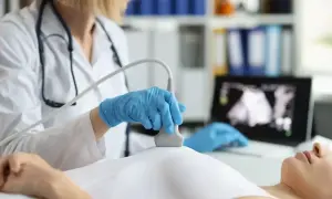 Lekarz wykonuje USG piersi, badanie pomagające zrozumieć, co to znaczy zmiany ogniskowe w piersiach.