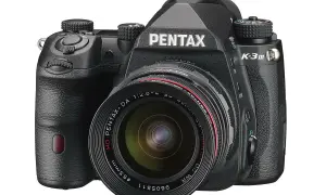 La Pentax K-3 III, protagonista di questa recensione, è una reflex digitale robusta e performante, pronta a catturare ogni tuo scatto.