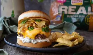 En saftig hamburgare med smält ost, jalapeños, krispiga lökringar och potatischips. Ett perfekt recept för lyxiga hamburgare hemma.