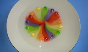 Jak zrobić tęczę ze Skittles? Prosty eksperyment, który zachwyci dzieci!