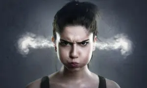 Mujer con cara de enfado y vapor saliendo de sus orejas. Ideal para buscar frases para cuando estas enfadado.