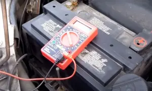 Jakie powinno być ładowanie alternatora 12v, by uniknąć uszkodzeń?