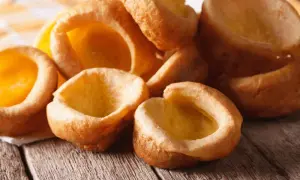 Puszyste Yorkshire puddingi, idealne do dań z kuchni angielskiej. Przepisy na nie znajdziesz w sieci.