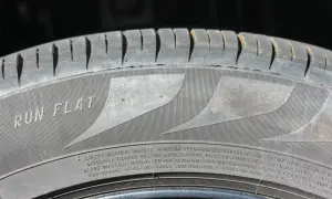 Opona z napisem "RUN FLAT" informuje o możliwości jazdy po przebiciu.