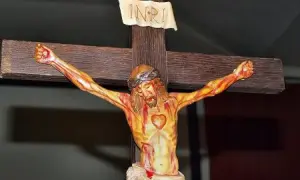 Figurka Jezusa na krzyżu, z koroną cierniową i tabliczką INRI. Symbol najpiękniejszych rozważań drogi krzyżowej.
