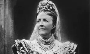 Drottning Sofia bär en imponerande tiara och pärlhalsband.