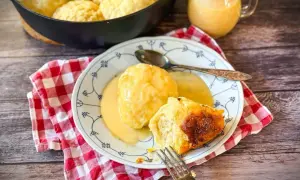Leckere Dampfnudeln mit Vanillesauce, ein tolles Rezept für süße Momente.