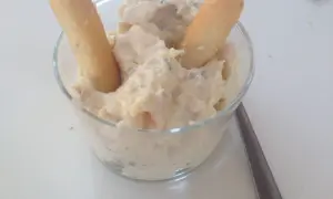 Cremige ensaladilla rusa andaluza mit Grissini im Glas. Ein köstlicher Snack!
