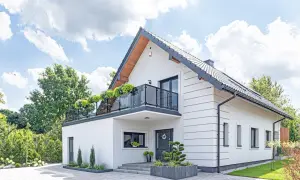 Nowoczesny biały dom z balkonem i zielenią. Idealne miejsce na realizację darmowe projekty domów.