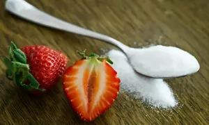Fraises et cuillère de sucre, un rappel pour ne plus manger de sucre.