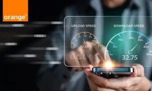 Orange teste le débit descendant sur un smartphone, affichant 32.75 Mbps.