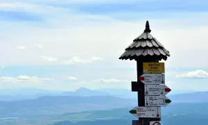 Droga na szczyt Babiej Góry Diablak, której wysokość to 1725 m n.p.m. Wskazówki pokazują szlaki.