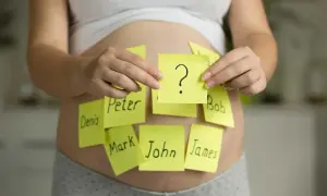 Grossesse : des post-it avec des prénoms masculins comme Peter, John, James, Mark, Denis, Bob, et un point d'interrogation.
