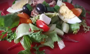 Jaki sos do sałatki z tuńczykiem? Klasyka, fit i pikantne warianty
