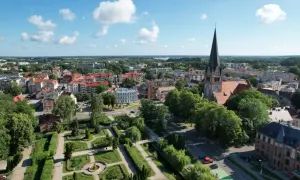 Widok z lotu ptaka na Szczecinek: zabytkowy kościół, zadbany park miejski i urokliwe kamienice. Odkryj szczecinek atrakcje!