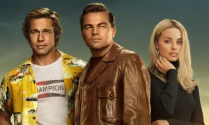 Brad Pitt, Leonardo DiCaprio i Margot Robbie w kadrze z filmu "Pewnego razu... w Hollywood".
