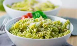 Fusilli-Nudeln mit Basilikum Pesto, Pinienkernen und Parmesan. Ein einfaches und leckeres Gericht, perfekt für schnelle Rezepte mit Basilikum Pesto.