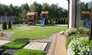Plac zabaw w ogrodzie: bezpieczny projekt, koszty i DIY poradnik