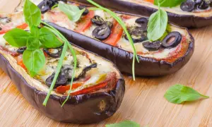 Aubergines farcies, une recette italienne savoureuse avec viande hachée, tomates, olives et basilic frais.