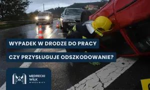 Wypadek przy pracy na drodze. Strażak w żółtym kasku bada przewrócony czerwony samochód.