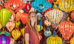 Kobieta wśród kolorowych lampionów, tworzących magiczną atmosferę wietnamskiego Nowego Roku.