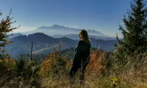 Kobieta podziwia widok na pasmo górskie Magury Spiskiej.