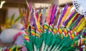 Kolorowe palmy wielkanocne, idealne do dekoracji domu na święta. Zastanawiasz się, co zrobić z palmą wielkanocną? Użyj jej jako symbolu odrodzenia i radości.
