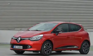 Czerwony Renault Clio 4 z nowoczesnymi światłami, które podkreślają jego dynamiczny wygląd. Żarówki przód świecą jasno, gotowe na każdą podróż.