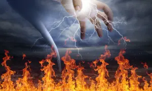 Boska dłoń z błyskawicami nad płonącą ziemią i wirującym tornado. Scena przypomina biblijne opisy gniewu i mocy.