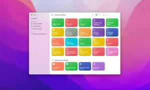 Ekran aplikacji Skróty na MacBooku, pokazujący jak skopiować coś na Macu, z listą dostępnych skrótów i opcji.