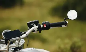 Ustawienie lusterek w motocyklu to klucz do bezpiecznej jazdy. Zobacz, jak prawidłowo wyregulować lusterka, by mieć pełną widoczność.