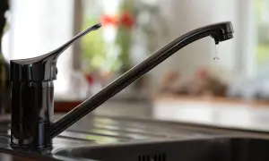Tropfender Wasserhahn, bereit zum Wasserhahn austauschen.