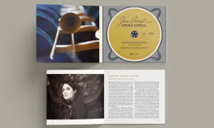 CD z muzyką Jana Branta "Opera Omnia" i portret Agnieszki Budzińskiej-Bennett.