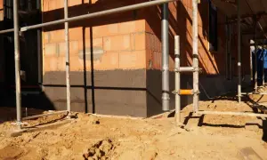 Czym obłożyć fundament? Wybierz trwały cokół na lata!