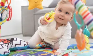 Mata edukacyjna dla niemowlaka: Kiedy zacząć i jak wybrać idealną?